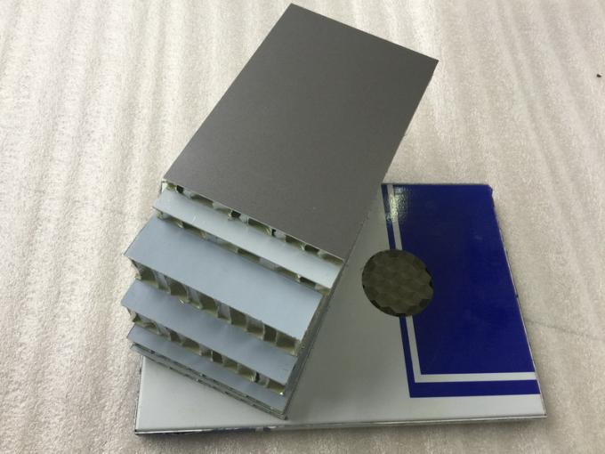 Il favo di alluminio dell'installazione facile riveste la resistenza agli'agenti atmosferici di pannelli per spazio aereo